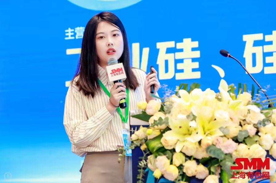 【SMM：高品位硅石供应或继续偏紧 工业硅个别原料价格或将小幅探涨】SMM硅基原料分析师杨雯婷对工业硅原料市场作出回顾。她表示，SMM预计，大直径石墨电极随着明年约204万吨左右的工业硅新增产能投产，供应面缺口或拉大，未来价格有回升空间。木炭价格因政策、国际形势原因，短期难有解决，供应缺口仍将存在，但硅厂对原料上涨幅度接受有限，价格恐上浮有限。硅煤价格表现方面，仍需关注双焦价格联动性.......