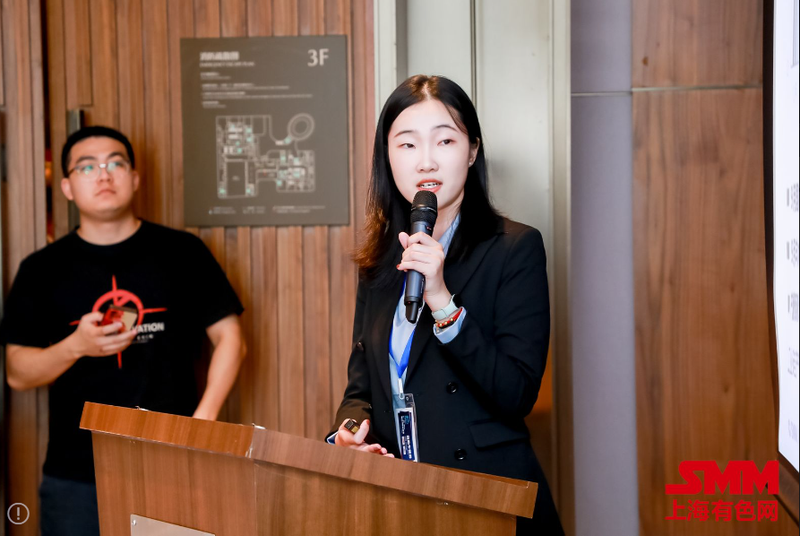 【SMM：高库存、弱需求抑制硅价 四季度枯水期减产或助硅市回暖】SMM光伏分析师高畅分享了近期工业硅市场行情。她表示，四季度硅价或呈现探底回升态势，10-11月工业硅市场供需基本持平，低价交割品交易影响现货价格，硅价小幅下探。不过，SMM预计西南地区枯水期停产后上下游供给矛盾或将显现，硅价有望迎来阶段性回暖。