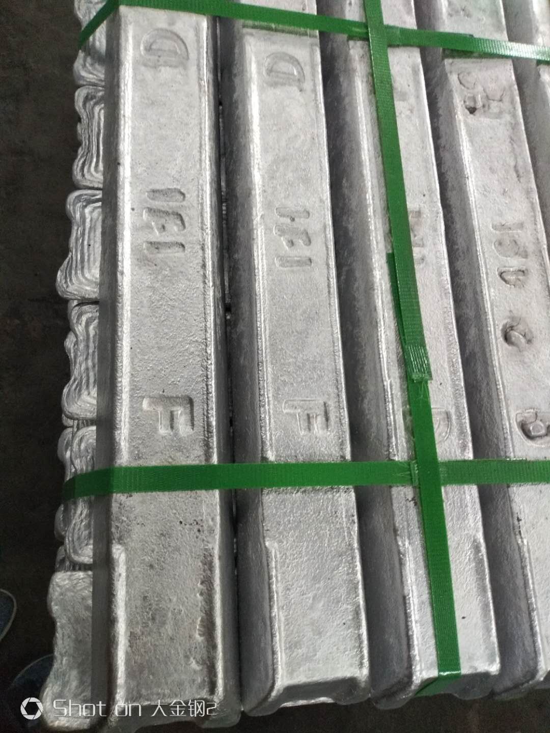 
                        铸造102铝合金锭，针孔度二级以上
                    
