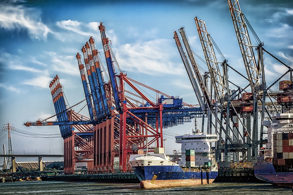 全球航运再度面临挑战 中远海运港口涨超5%领先航运股