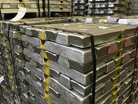 Primary aluminium inventories fell below 700,000 mt