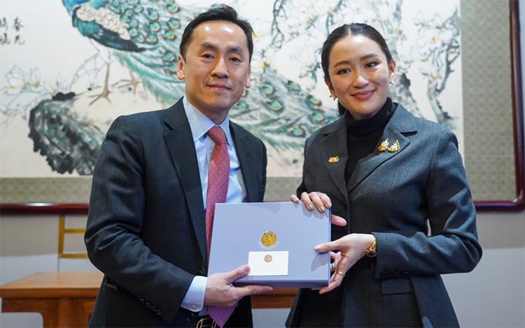近日,泰国总理佩通坦受邀访问中国,并与多家大型私营企业的高层管理人员进行了会谈,期间包括了小米集团的相关高管。据悉,佩通坦总理与小米集团的副总裁兼首席财务官林世伟举行了会晤。总理对见到林世伟表示十分高兴,并提到小米已获得泰国投资促进委员会(BOI)的支持。总理鼓励小米考虑将泰国作为重要基地,或在当地发展物联网(IoT)和智能设备供应链,以推动泰国及东南亚市场的增长。
林世伟则提到,自小米计划于2024年推出首款电动汽车以来,销售表现良好。同时,BOI指出,泰国在东南亚电动汽车的使用率上居于领先地位,拥有完善的生态系统和政府支持政策,电动汽车供应链也十分完备。因此,BOI希望小米考虑在泰国设立首个海外工厂,并开展电动汽车关键部件的研发活动,以促进业务的可持续发展。总理再次强调,泰国政府及BOI将全力支持小米投资,提供包括改善营商环境在内的各种政策支持。
此外,小米创办人兼董事长雷军在社交媒体上表示,正在与制造团队认真讨论在保障质量和生产安全的前提下,如何进一步提高产量。同时,有消息称小米正计划在海外组建销售团队,但就目前国内的产能来看,进展情况仍需关注。