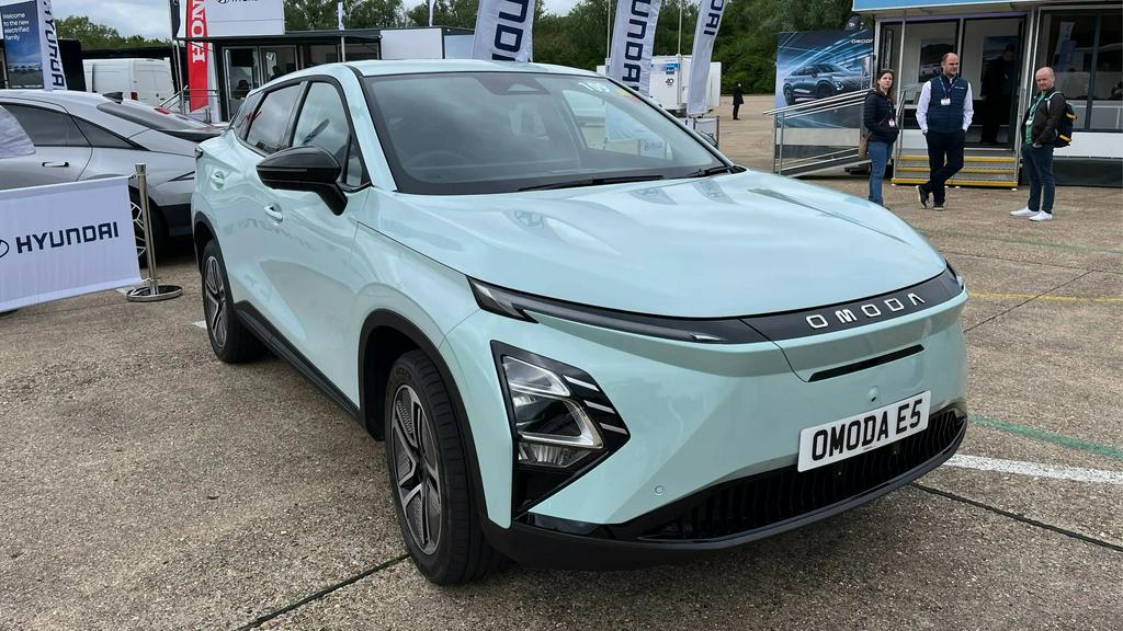 奇瑞汽车与西班牙合作伙伴埃布罗公司紧密合作，后者成立于1954年，曾归属于日产汽车。埃布罗近期在马德里BME Growth上市，并且正在积极努力，确保与中国汽车制造商的合资企业能够使用本地生产的零部件，以便更好地将其车辆推向欧洲市场。