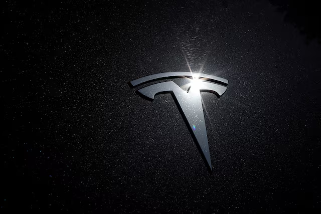 特斯拉计划在上海工厂生产六座版Model Y，并已要求供应商为产量增长做好准备。特斯拉表示尚无具体计划提高工厂产量，目前正在等待政府批准扩大工厂面积的申请。今年前6个月，Model 3的交付量同比增长了6%。特斯拉希望通过推出新的六座车型在中国市场竞争。同时，在美国，其重点是自动驾驶和机器人出租车的研发。特斯拉预计第三季度在中国总体销售额将增长，尽管在全球裁员中缩减了销售人员，但公司盈利能力有所提升。据知情人士透露，特斯拉在中国销售的七座Model Y不受欢迎，因为第三排座椅太过狭窄，甚至无法容纳大型犬。