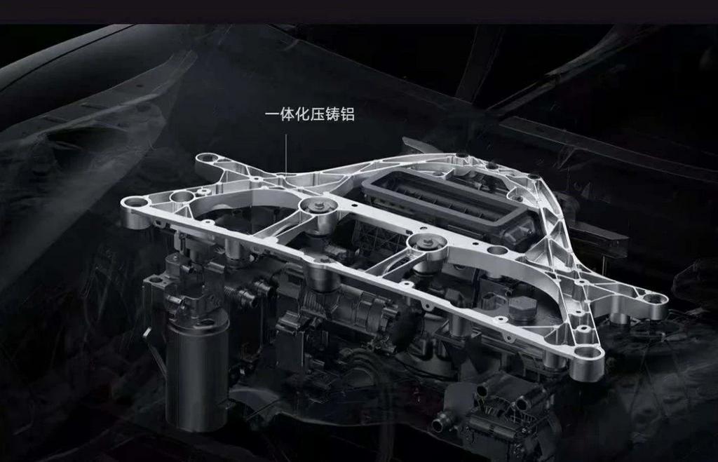 小米YU7采用一体化压铸铝三角梁和三段式大压铸后地板的设计，显著提升了车身强度和安全性。小米汽车超级工厂拥有自研的压铸合金材料和巨型压铸机，使得小米YU7的后地板尺寸比特斯拉Model Y大17%。这种一体化压铸能减少零件数量和焊点，提高生产效率和车辆使用寿命，同时降低维修成本。