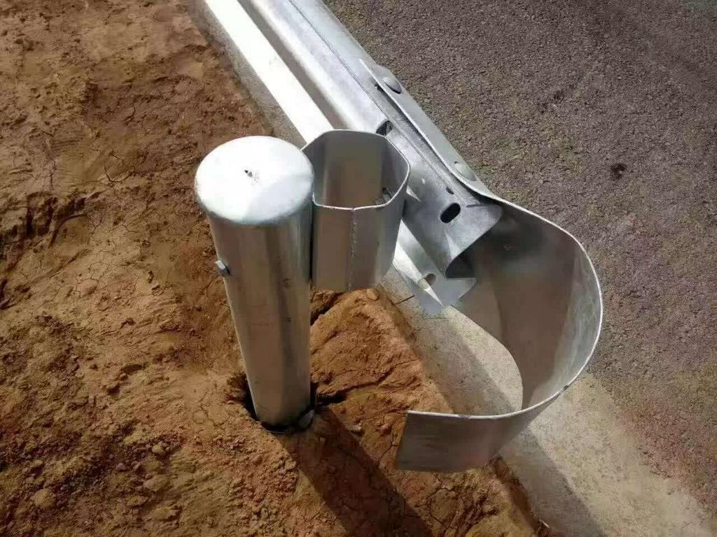 厂家现货波形护栏板高速公路防护栏