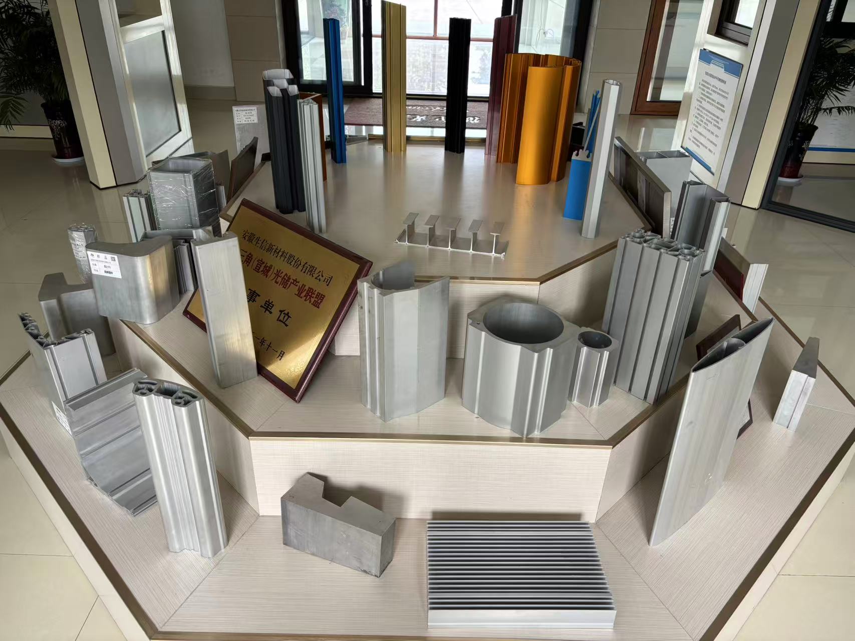 工业级及建筑铝型材，高强度·轻量化，氧化/电泳/喷涂/氟碳/断桥全工艺