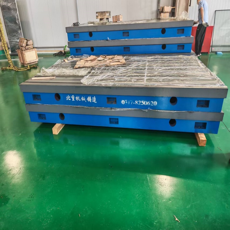 钳工实训的标准配置：铸铁工作台在技能培养中的关键作用