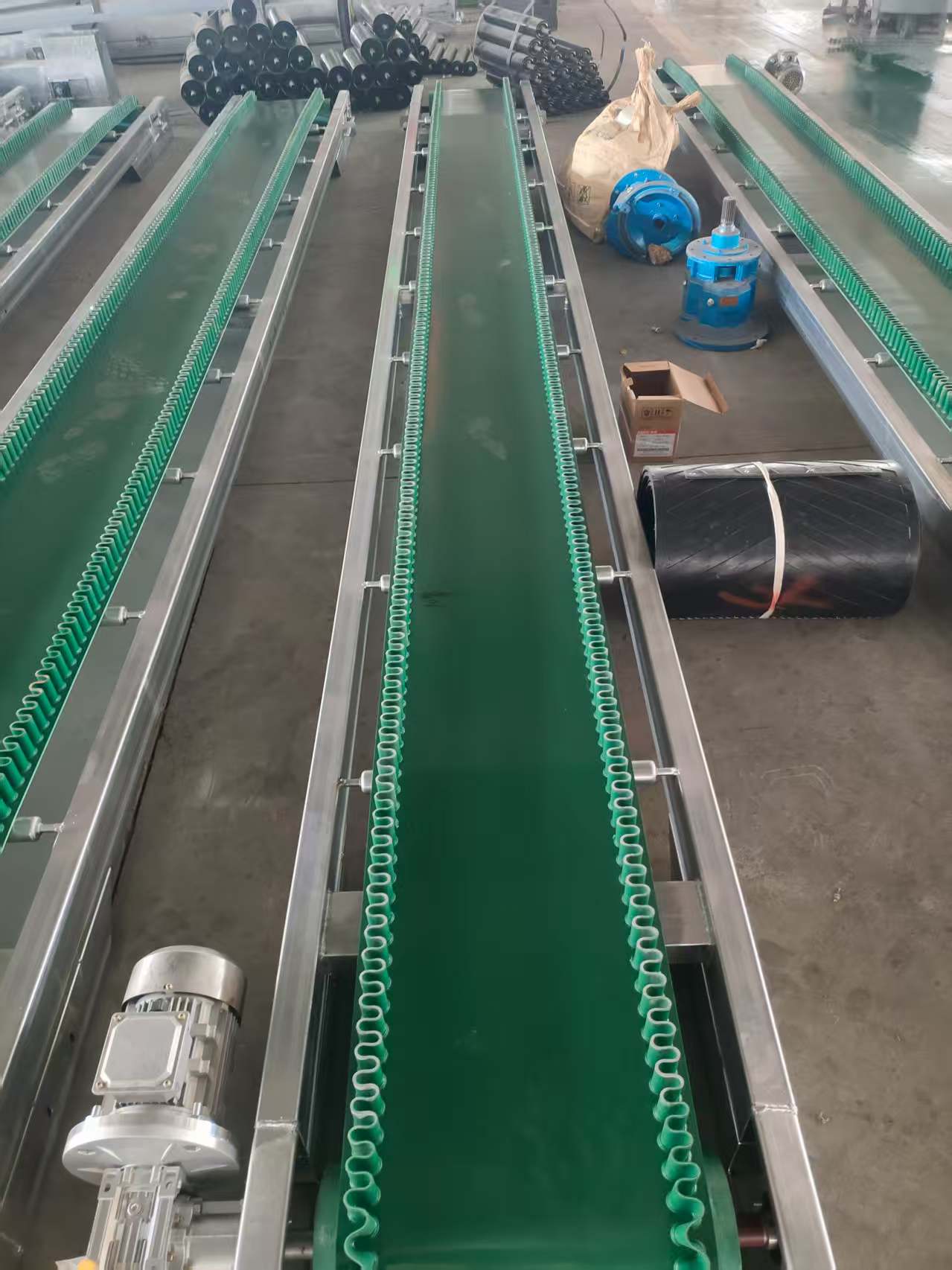 帆布带加装铁格挡板耐磨抗损皮带输送机