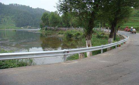 贺州市热浸镀锌波形护栏板符合图纸要求