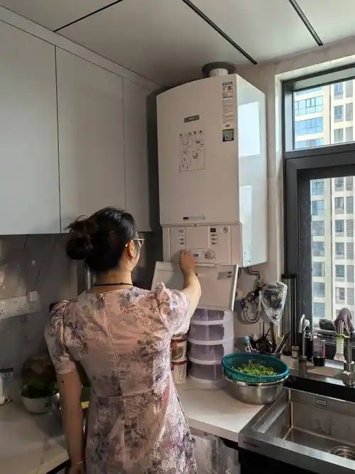 武汉雅克菲壁挂炉售后维修站ㄍ15分钟派单上门-24小时紧急售后电话,全年无休快速解决故障