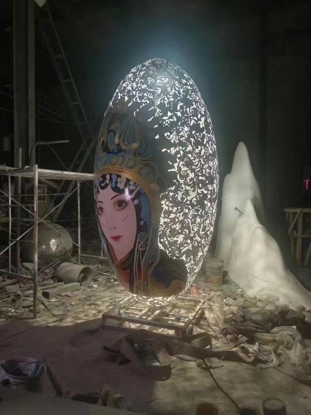 金华戏曲文化 国潮彩绘脸谱雕塑 镂空鸡蛋不锈钢雕塑