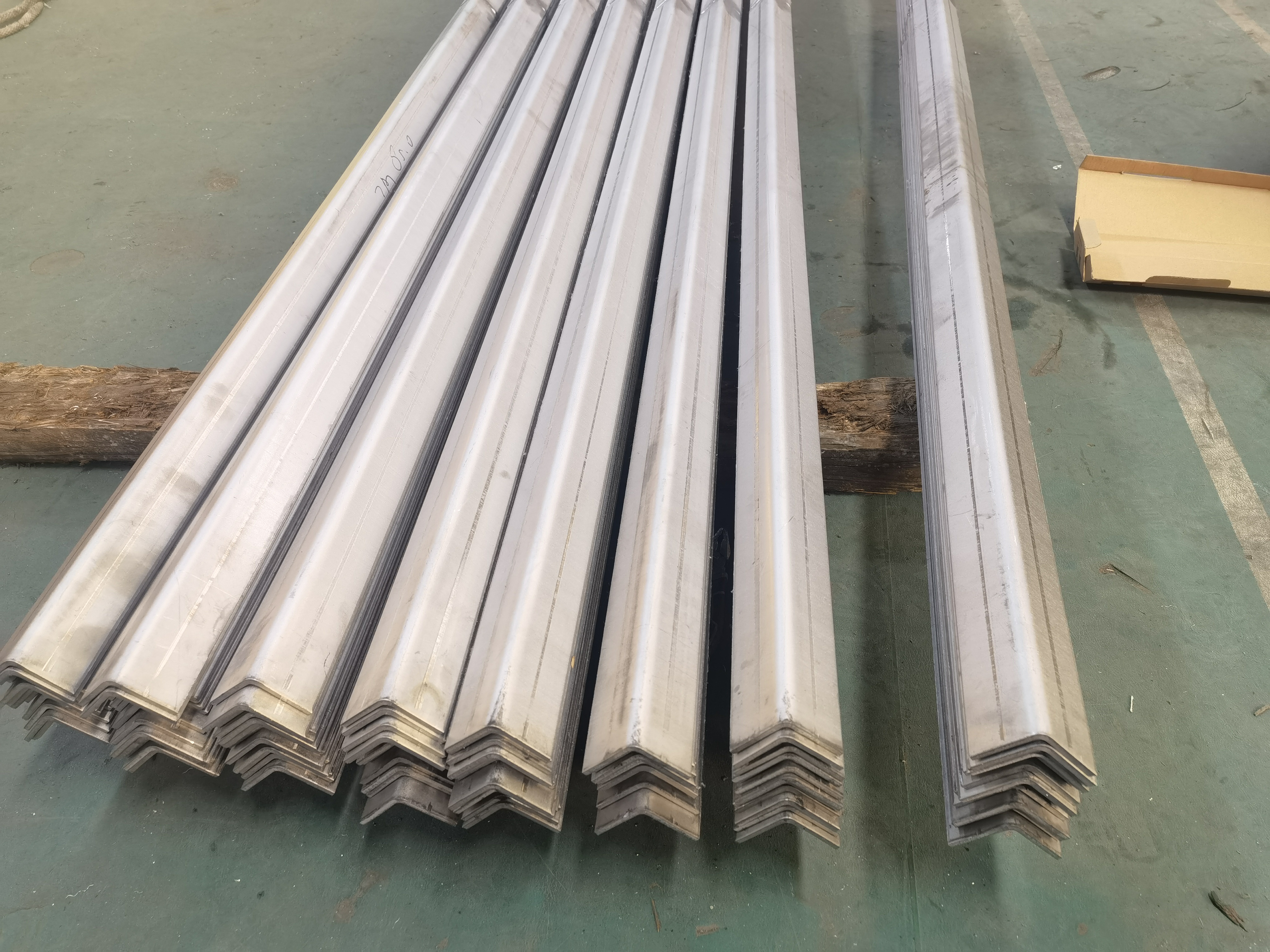 欣旺腾加工TA2钛合金角铁  化工高强度钛合金支撑条  L型等边角铁