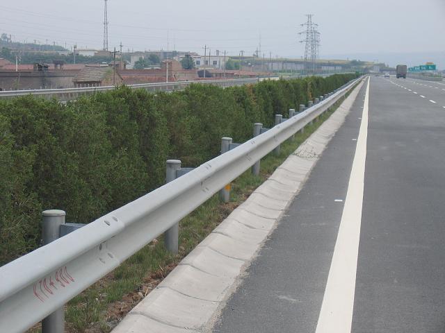 广东阳江公路波形梁护栏板厂家送货安装