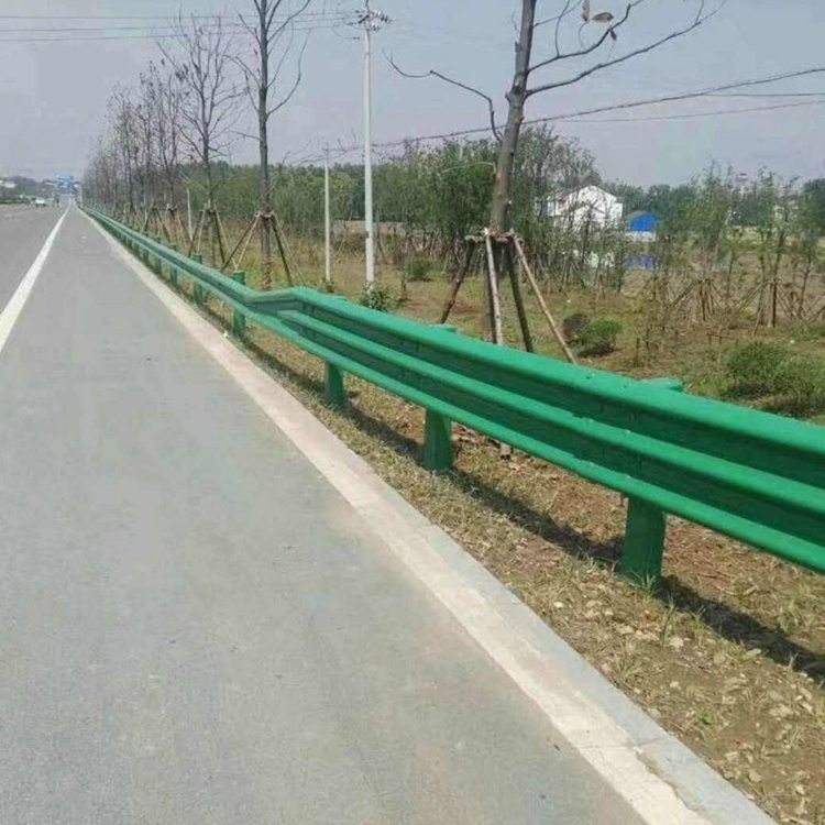 公路波形梁护栏板批量价格，国标热镀锌护栏A-4E
