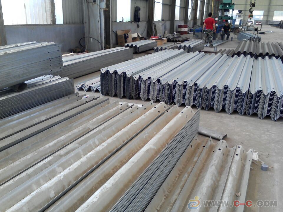 江苏扬州公路波形梁护栏板厂家送货