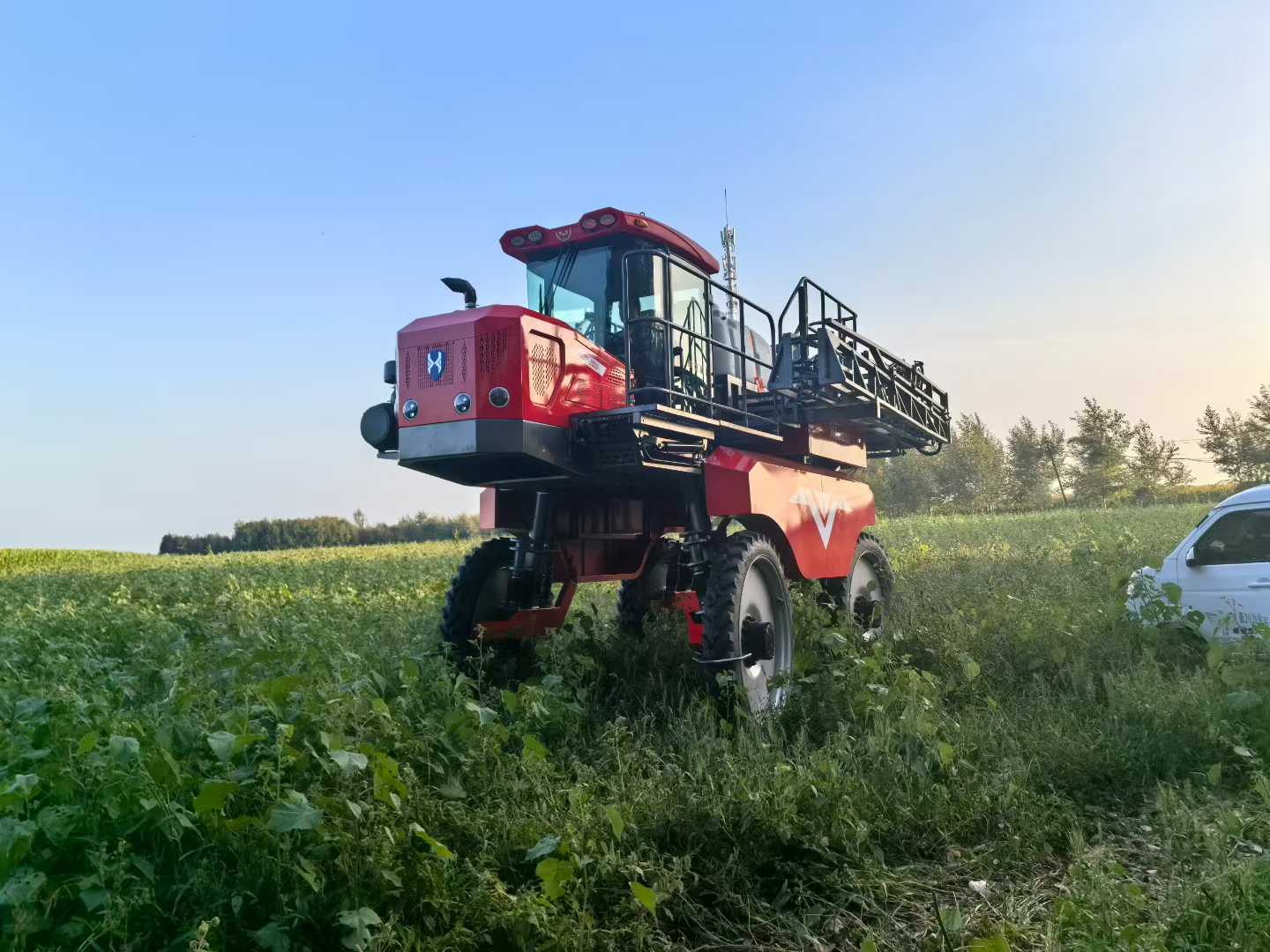 华玺3WPZ-2000新款自走式大型喷杆喷雾机玉米打药机厂家