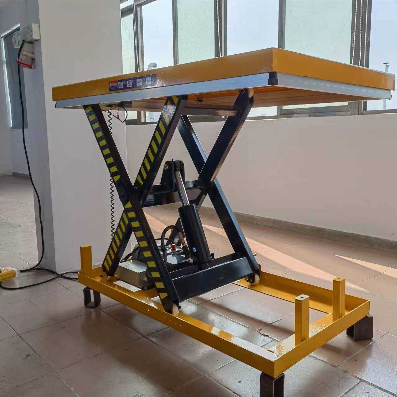 两吨电动移动式护栏升降平台仓库作业升降机