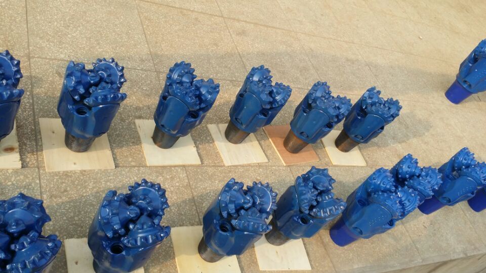 石灰岩、硬砂岩等地层使用三牙轮钻头