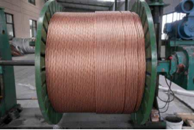 铜包钢绞线是将含量为99.9%的电解铜分子均匀电镀到优质低碳钢芯上加工而成新型复合材料