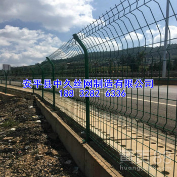 工厂绿色铁丝围墙网隔离栅框网钢板网