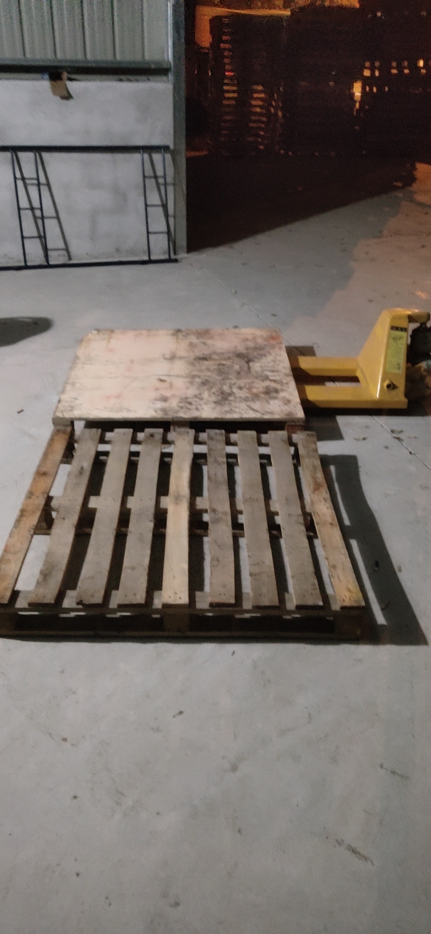 回收出售二手木托盘，可定制加工新托盘，包装箱。有需要的联系我，13862975606