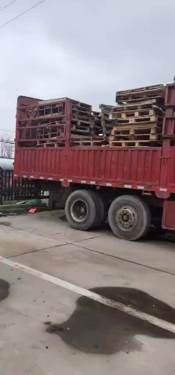 回收出售二手木托盘，可定制加工新托盘，包装箱。有需要的联系我，13862975606