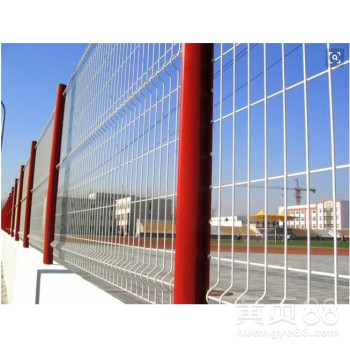 桃型柱护栏网_体育场围栏_道路围栏_工业区围栏