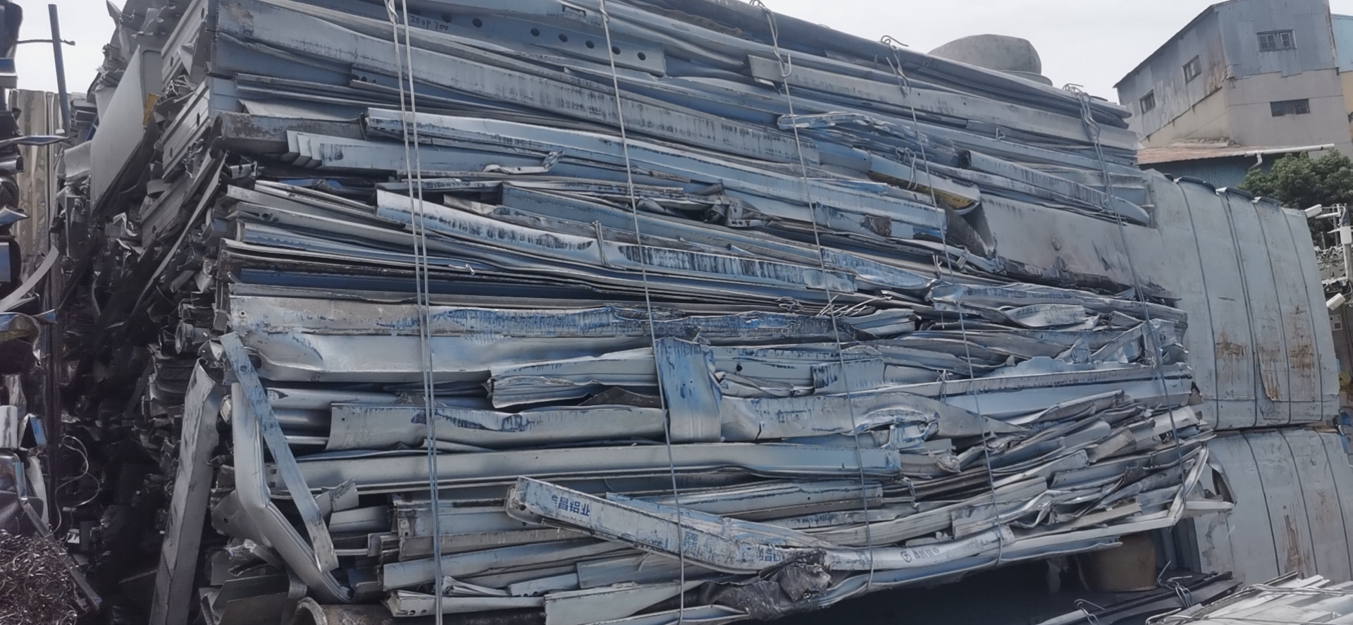 找个稳定厂家长期合作，一个月200-300吨左右