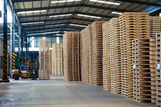 回收出售二手木托盘，可定制加工新托盘，包装箱。有需要的联系我，13862975606