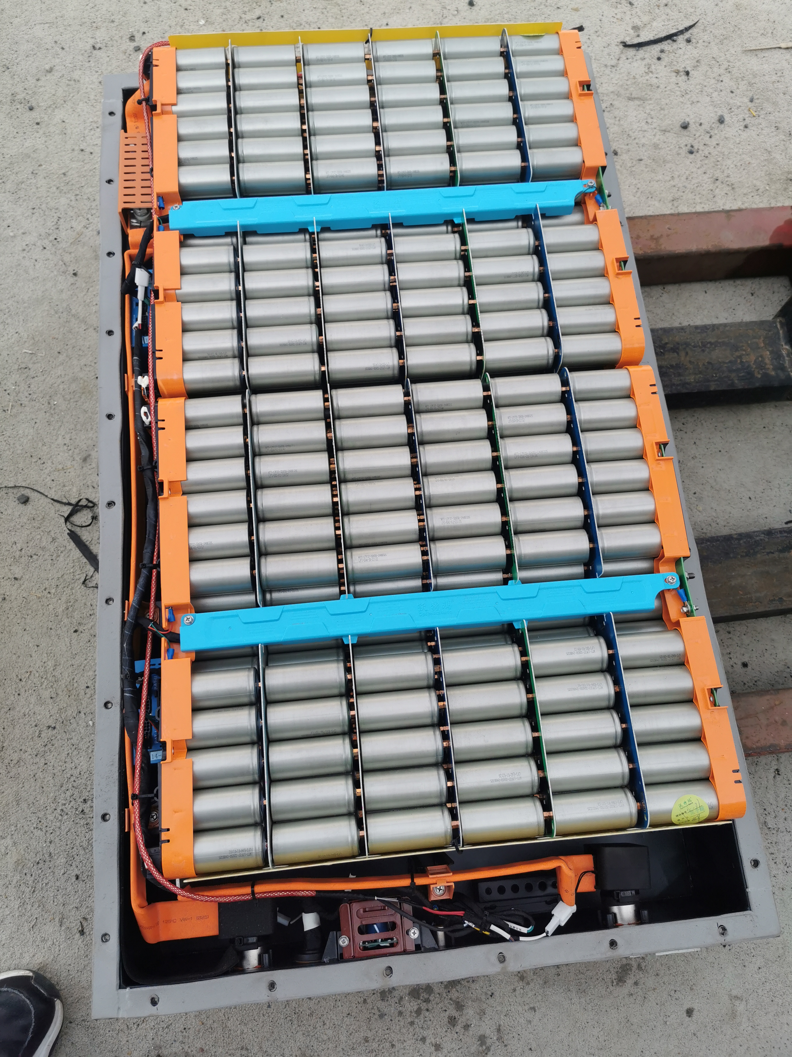 回收新能源电动汽车，锂电池三元锂电池。