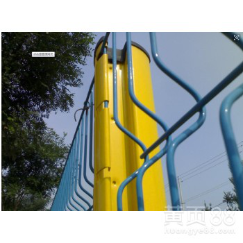 桃型柱护栏网_体育场围栏_道路围栏_工业区围栏