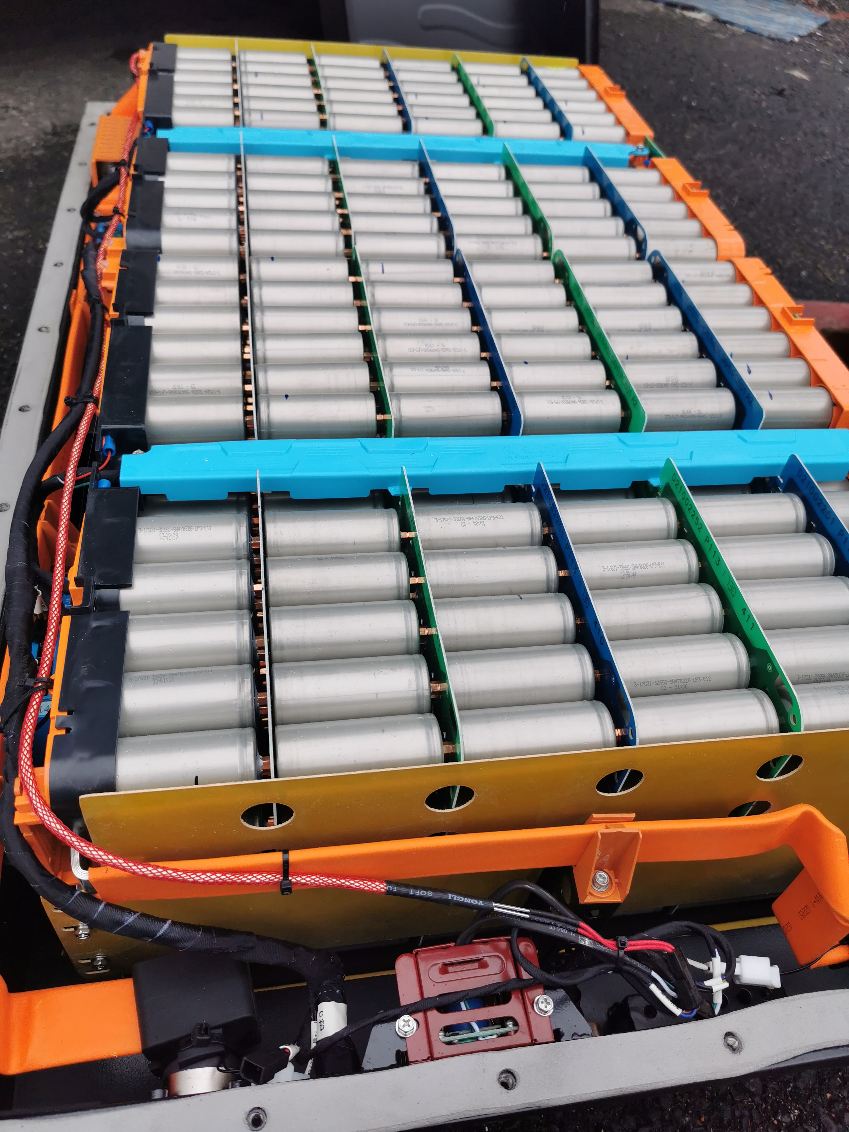 回收新能源电动汽车，锂电池三元锂电池。