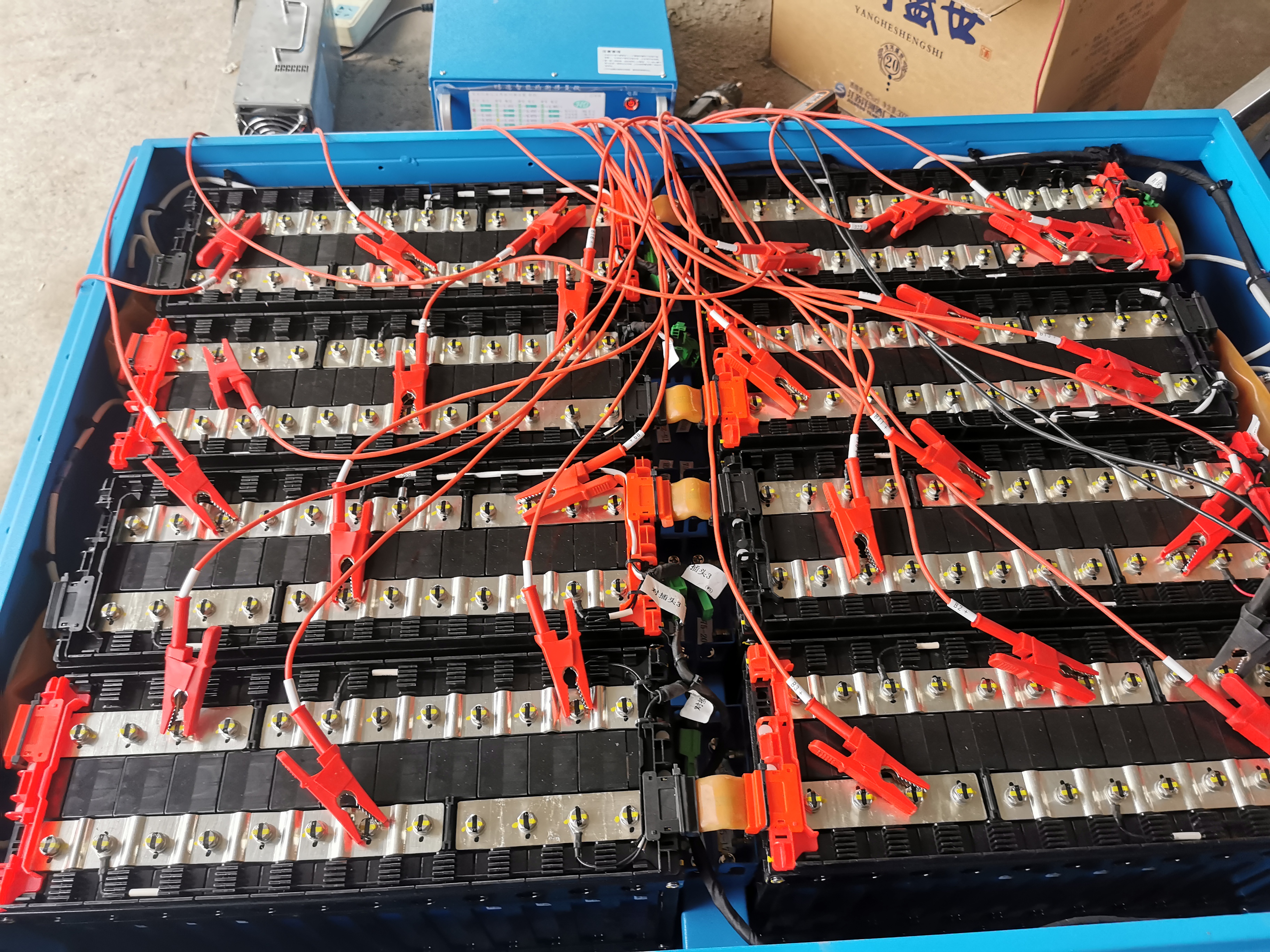 回收新能源电动汽车，锂电池三元锂电池。