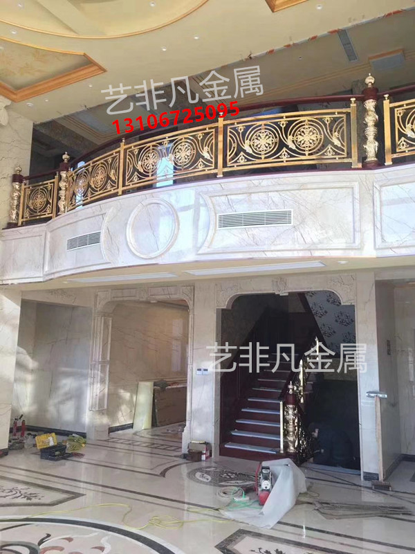 
                        中式室内旋转楼梯扶手制造隔而不断的雅趣体验
                    