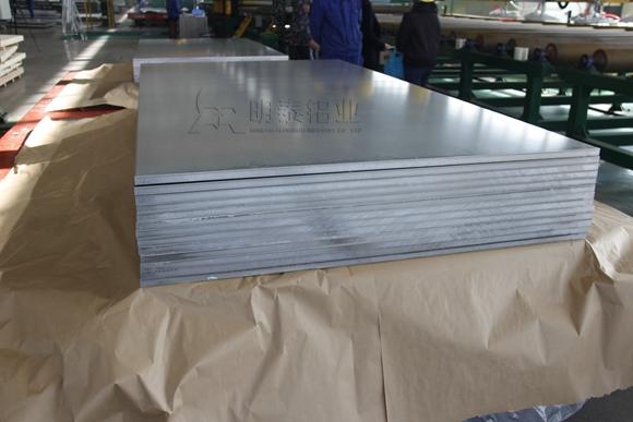 
                        1060铝板厂家直销价格河南明泰铝业
                    