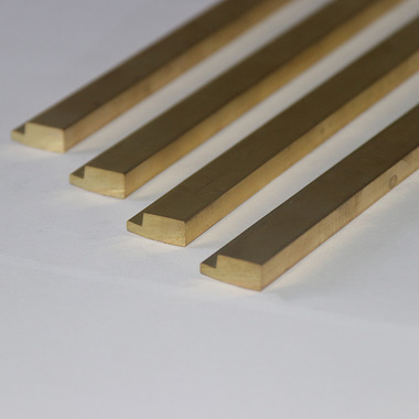 黄铜管融众多优点于一身，具有一般金属的高强度，同时又比一般金属易弯曲、易扭转、不易裂缝、不易折断，并具有一定的抗冻胀和抗冲击能力，因此建筑中供水系统里的铜水管一经安装，使用起来安全可靠，甚至无需维护和保养。
黄铜管还具有质地坚硬，不易腐蚀，且耐高温、耐高压的特点，可在多种环境中使