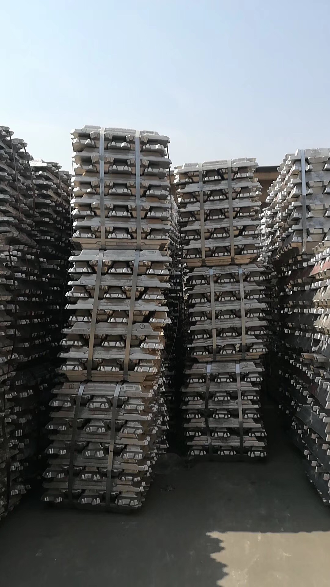 
                        A00重熔用铝锭，汽运直发到厂，al99.7
                    