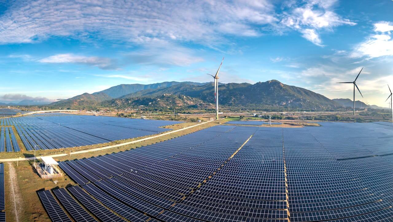 光伏产能出清持续！明冠新材终止50亿肥东项目 产能重心或从传统背板转至特种功能膜